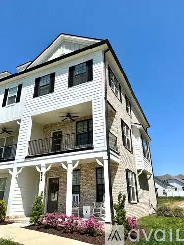 Main picture of 608 Thetford Aly