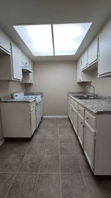 Main picture of 2050 S Euclid Ave