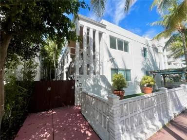 Main picture of 220 Collins Ave