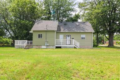 Main picture of 824 W 6th St