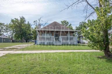 Main picture of 1105 W 9th St