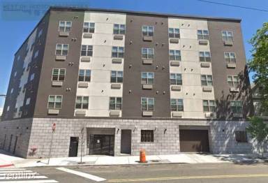 Main picture of 747 Grand St