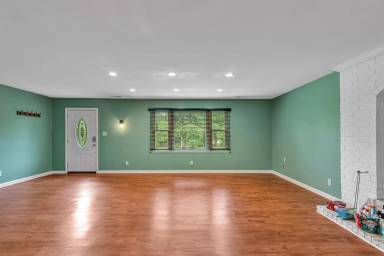 Main picture of 125 Elizabeth Dr E