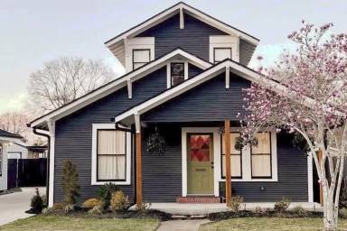 Main picture of 705 Clarence St