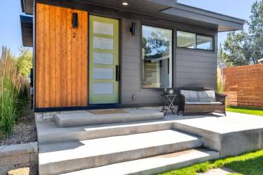 Main picture of 142 SW Roosevelt Ave