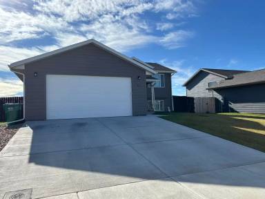 Main picture of 413 Yelner Dr