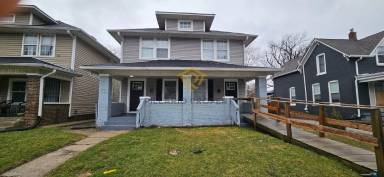 Main picture of 933 N Dearborn St