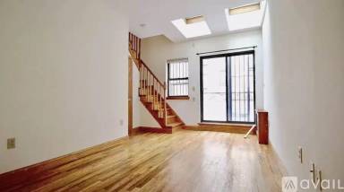Main picture of 207 W 85th St