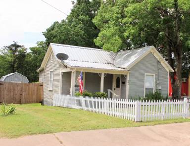 Main picture of 704 E Academy St