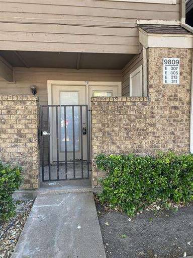 Main picture of 9809 Walnut St