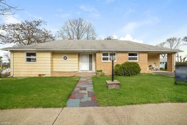 Main picture of 250 Lenox St