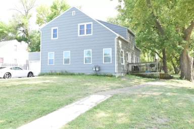 Main picture of 32 2nd Ave NW