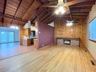 Main picture of 213 W State Road 96