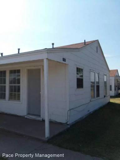 Main picture of 1002 N Lake St