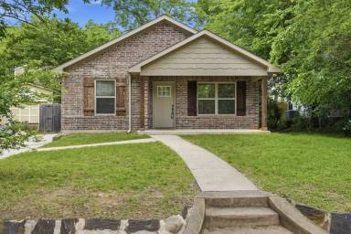 Main picture of 921 W Day St