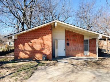 Main picture of 1826 N Quaker Ave