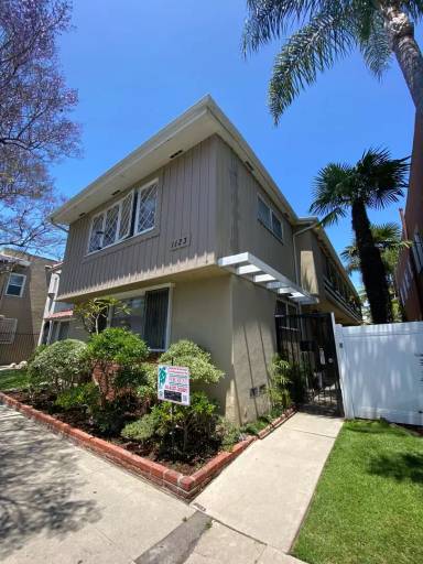 Main picture of 1123 E 1st St