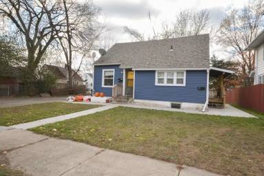 Main picture of 226 11th St SE