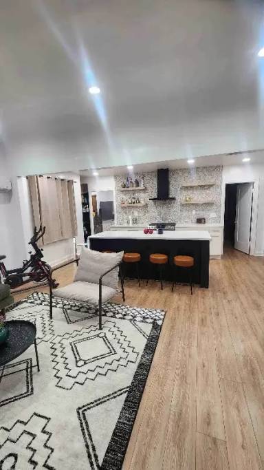 Main picture of 706 E 81st St