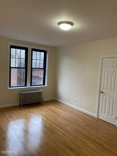 Main picture of 218 W 10th St
