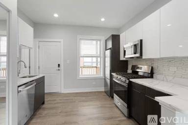Main picture of 7425 N Clark St