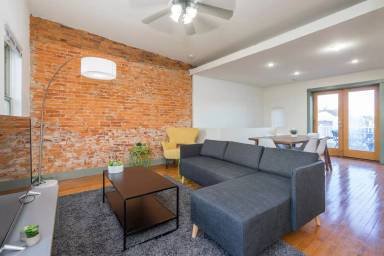 Main picture of 2905 W Girard Ave