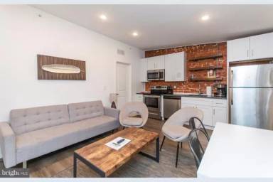 Main picture of 2827 W Girard Ave