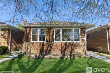 Main picture of 6251 N Hamlin Ave