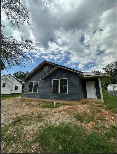 Main picture of 379 Lincoln St