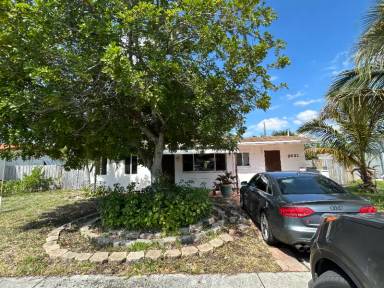 Main picture of 2621 NE 9th Ter