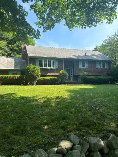 Main picture of 44 Meeting House Ln