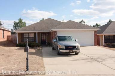 Main picture of 215 Logan Lee Loop