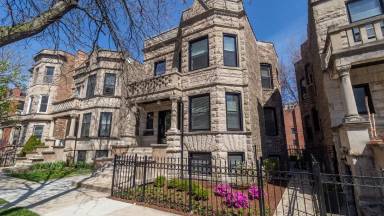 Main picture of 834 W Waveland Ave