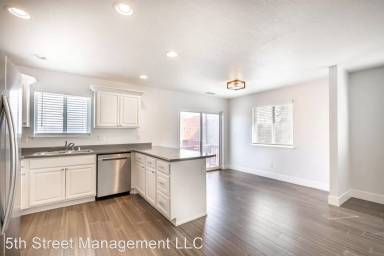 Main picture of 152 W 10th St