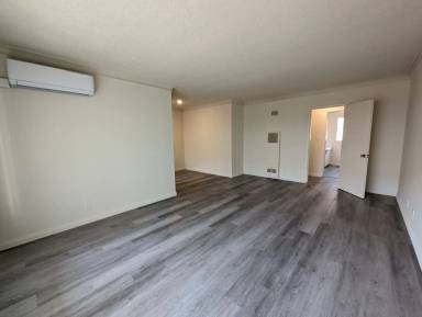 Main picture of 250 N Oakland Ave