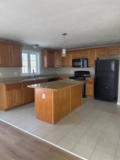 Main picture of 15 Honeysuckle Rd
