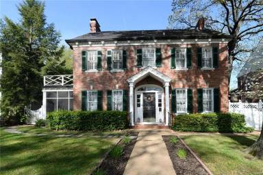Main picture of 31 Algonquin Wood Pl