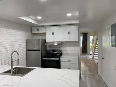 Main picture of 656 W Main St
