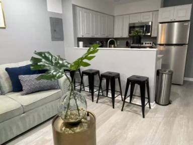 Main picture of 1037 W Baltimore St