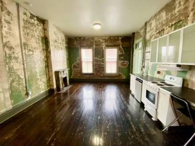Main picture of 112 S 5th St