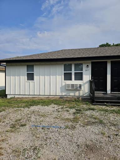 Main picture of 307 Oak St