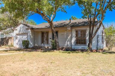 Main picture of 3202 Roberts St