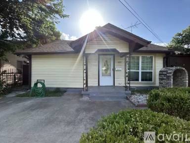 Main picture of 807 S Van Buren Ave