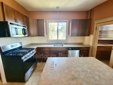 Main picture of 624 E 6th St