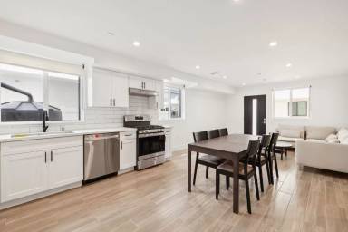 Main picture of 1326 W 35th Pl
