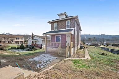 Main picture of 760 E Paoli St