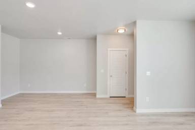 Main picture of 338 S Echo Canyon Ave