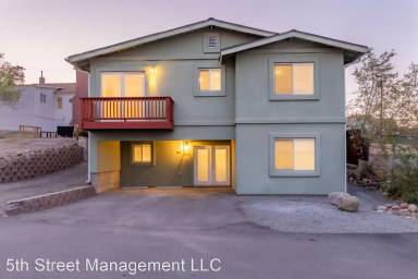 Main picture of 152 W 10th St