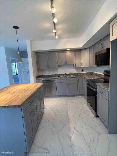 Main picture of 260 SW 8th Ave