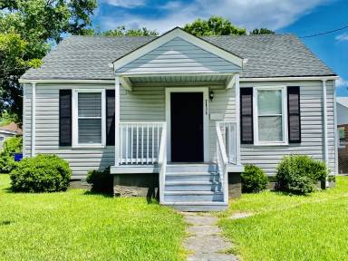 Main picture of 2836 Beachmont Ave